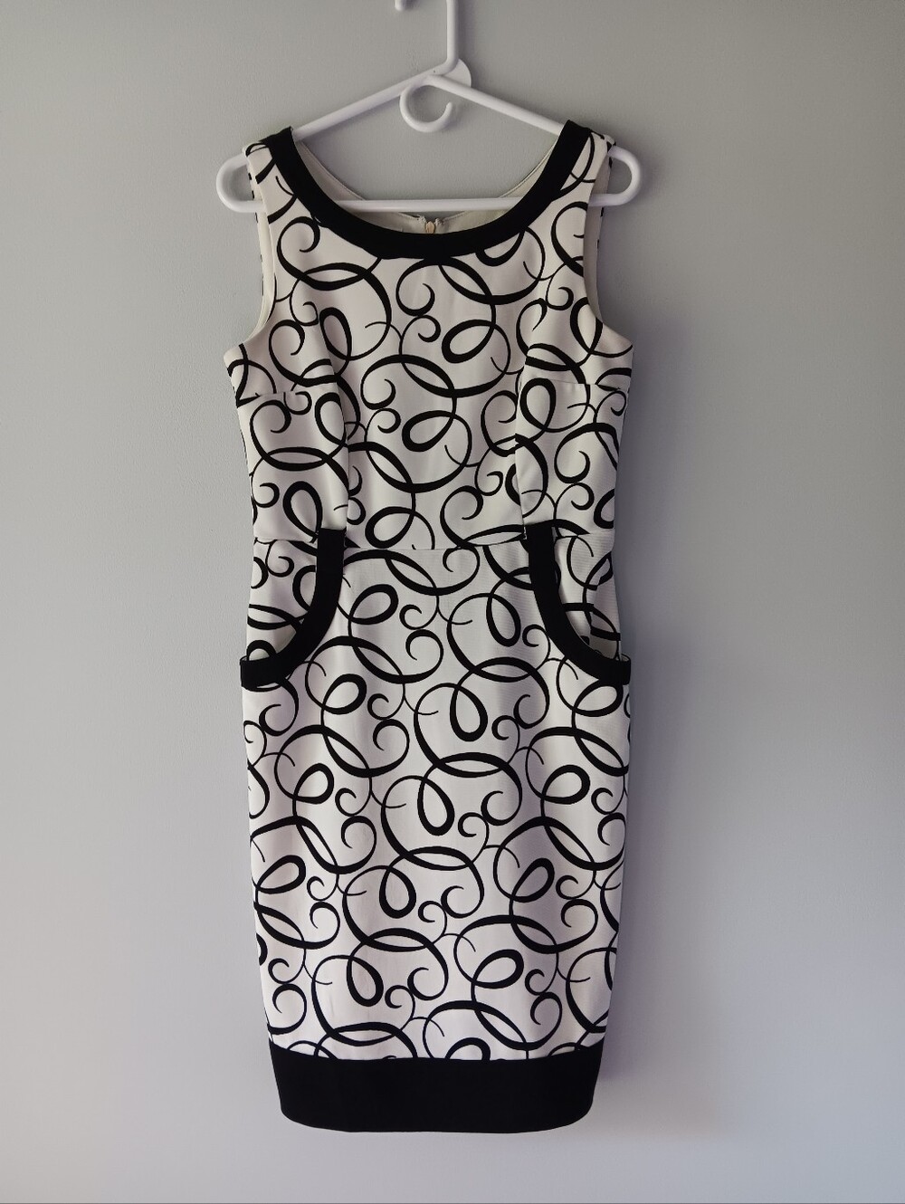 London Times Sleeveless Sheath Dress Scroll Pattern Pockets Black White Size 8 - Picture 12 of 12
